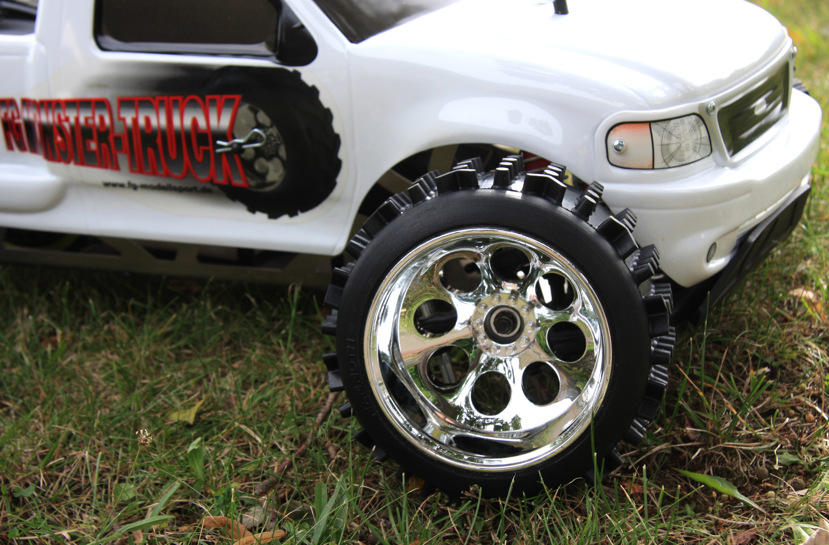 y0456 Mammoth Off-Road tires extra wide, on original FG stadium crom rim y0456 Mammoth Off-Road tires extra wide, on original FG stadium crom rim