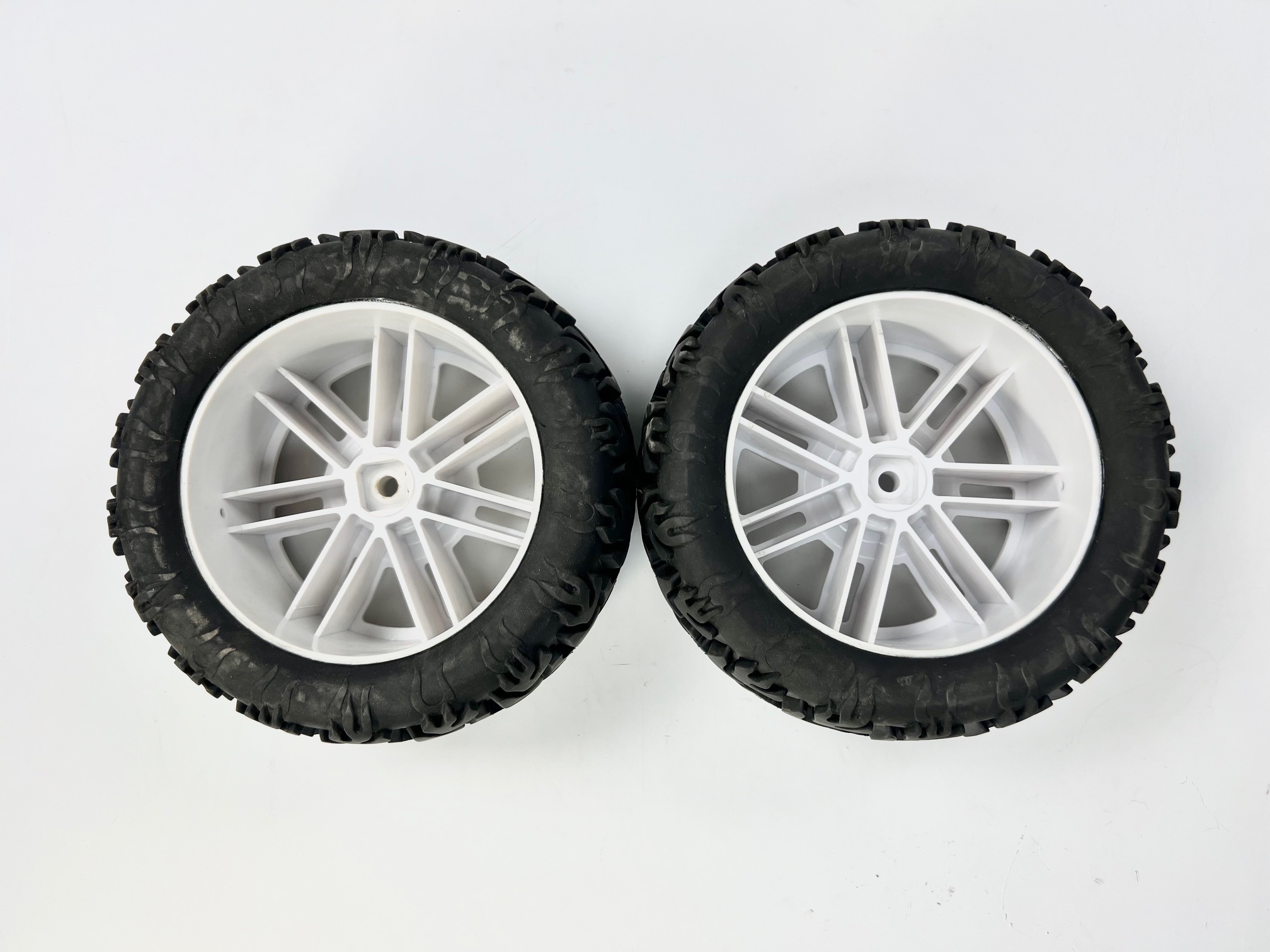 1 pair of off-road tyres on white rim with 18 mm square bonded "8"