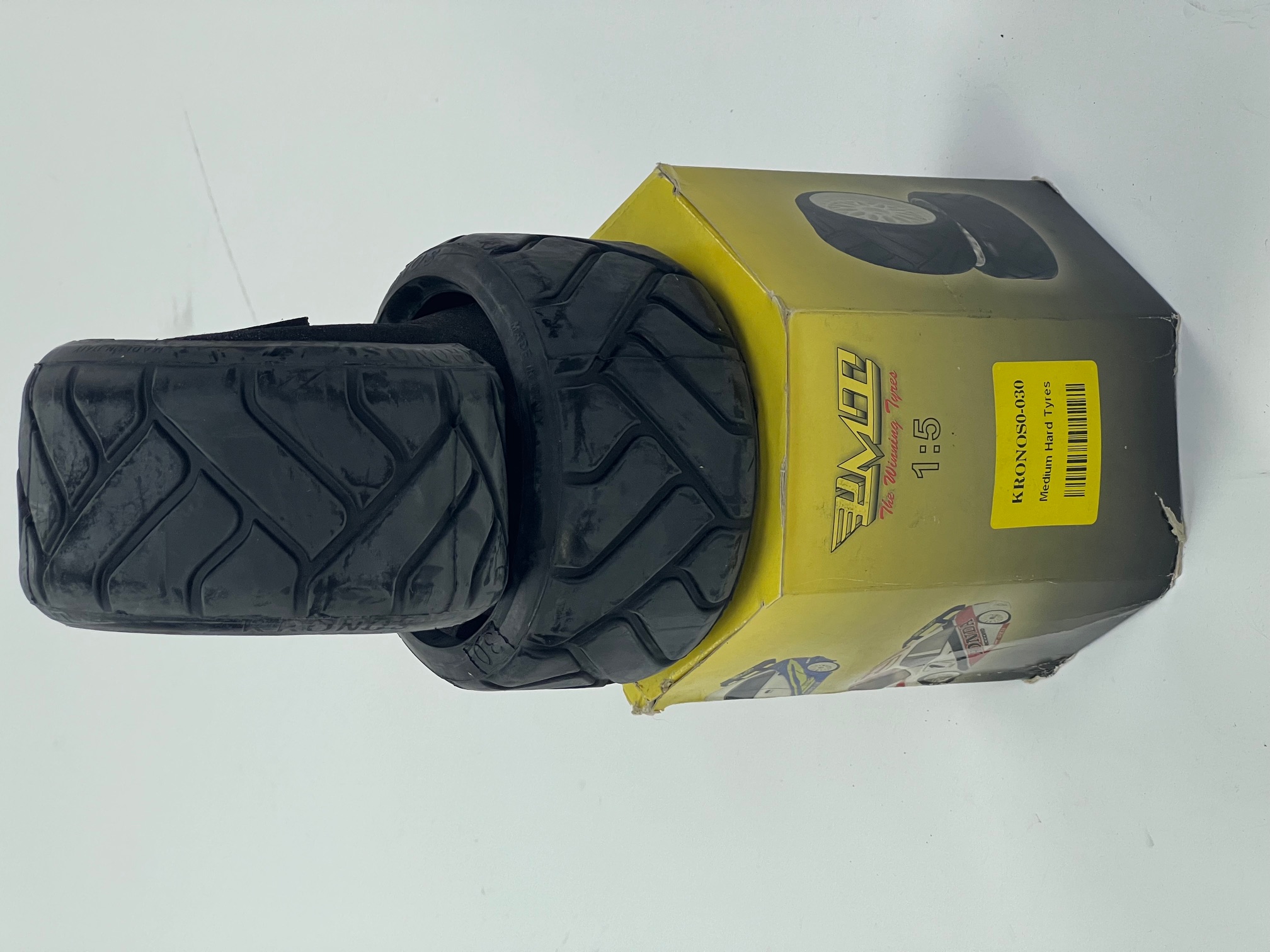 PMT Kronos 30, medium hard Reifen mit Einlagen (ohne Felge)"69"