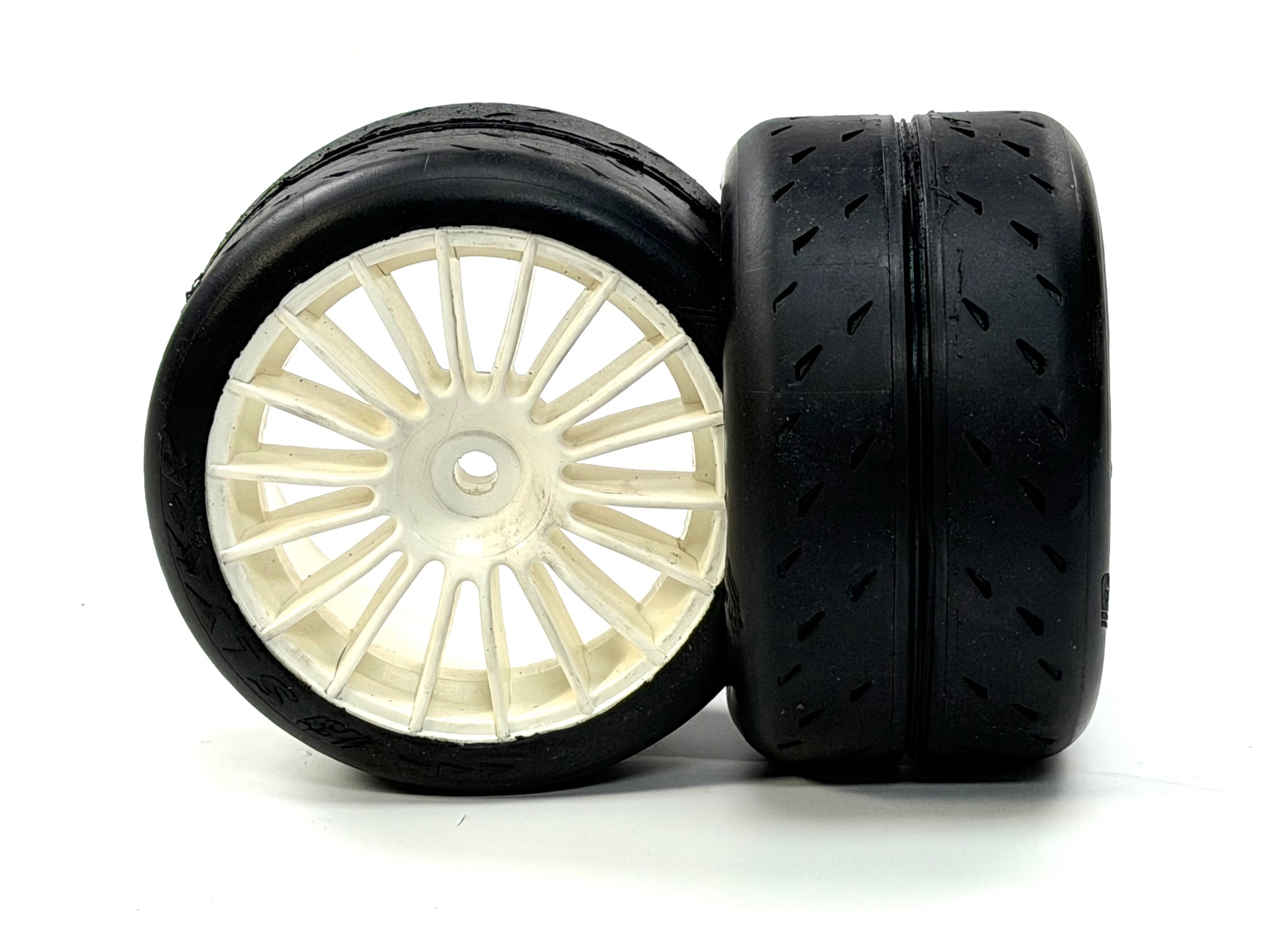 8430/01 FG Slik-R Reifen verklebt auf weißer ATS Felge mit 18mm 4-Kant, 1 Paar