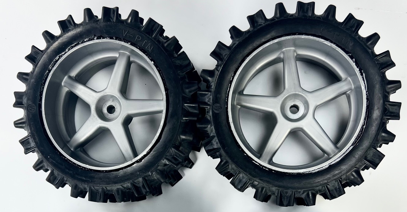y1235/04 V-Pin 1:6 Offroad-Wettbewerbsreifen auf silberne Felgen verklebt, 1 Paar