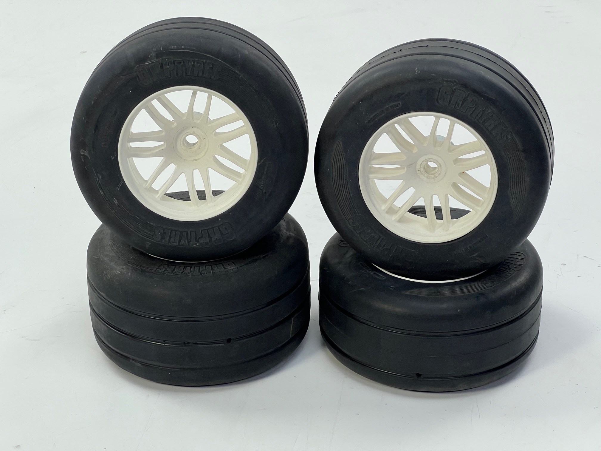 y1630 GRP Formel 1 Reifen auf weißer Felge verklebt, 1 Set 