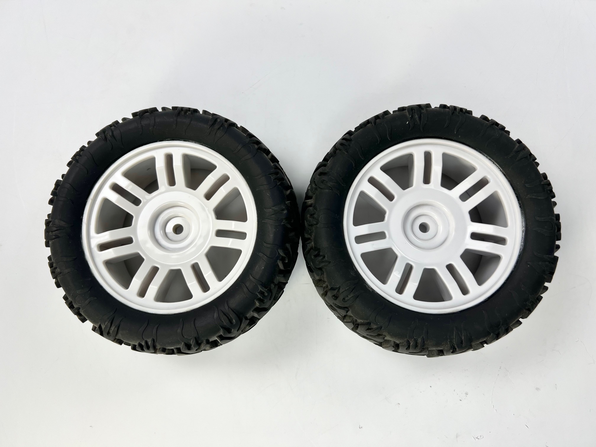 1 pair of off-road tyres on white rim with 18 mm square bonded "8"
