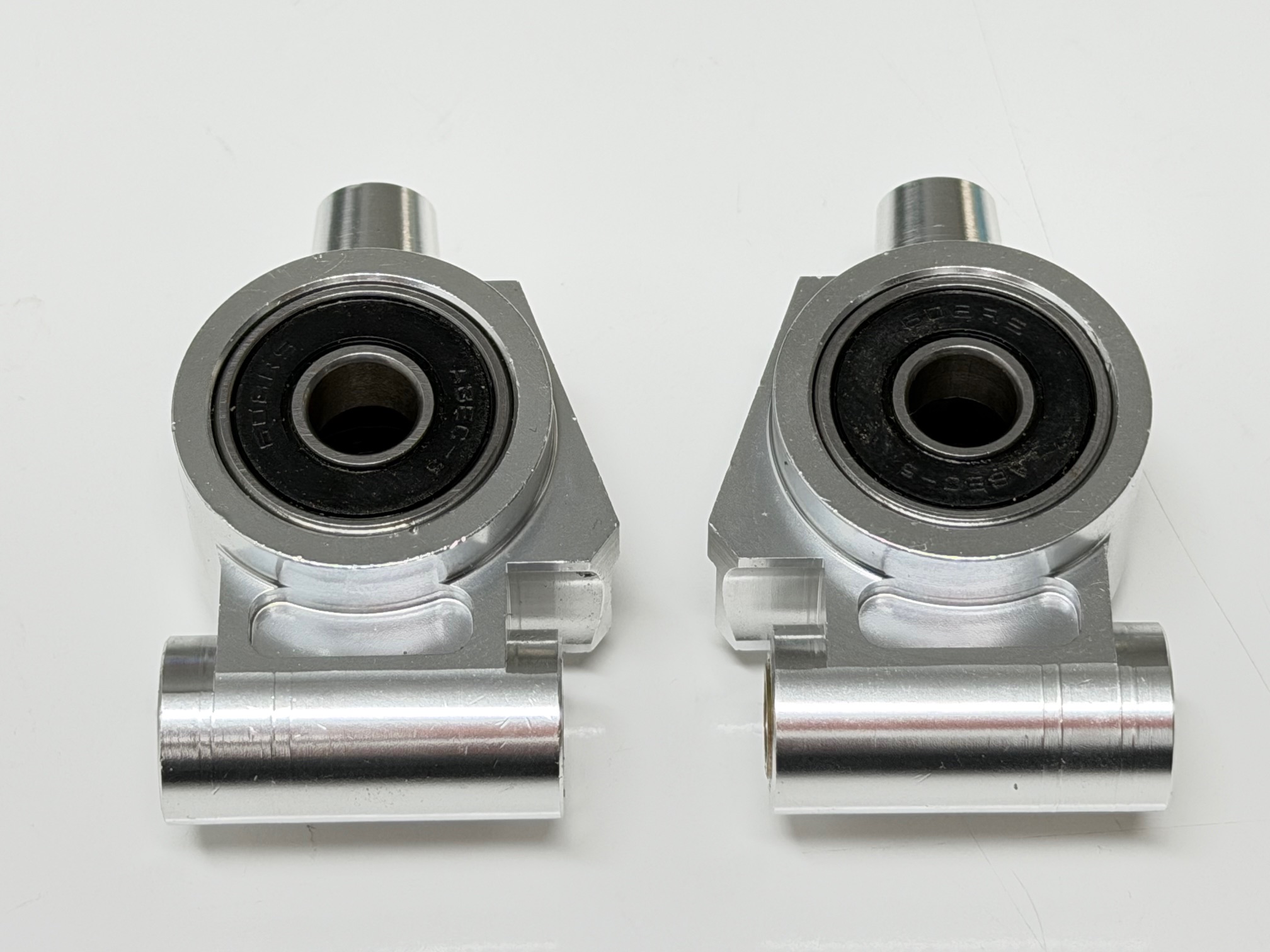 y194 Aluachsschenkel, hinten, mit Kugellager für Carson/Smartech und FG Modelle, 1 Paar