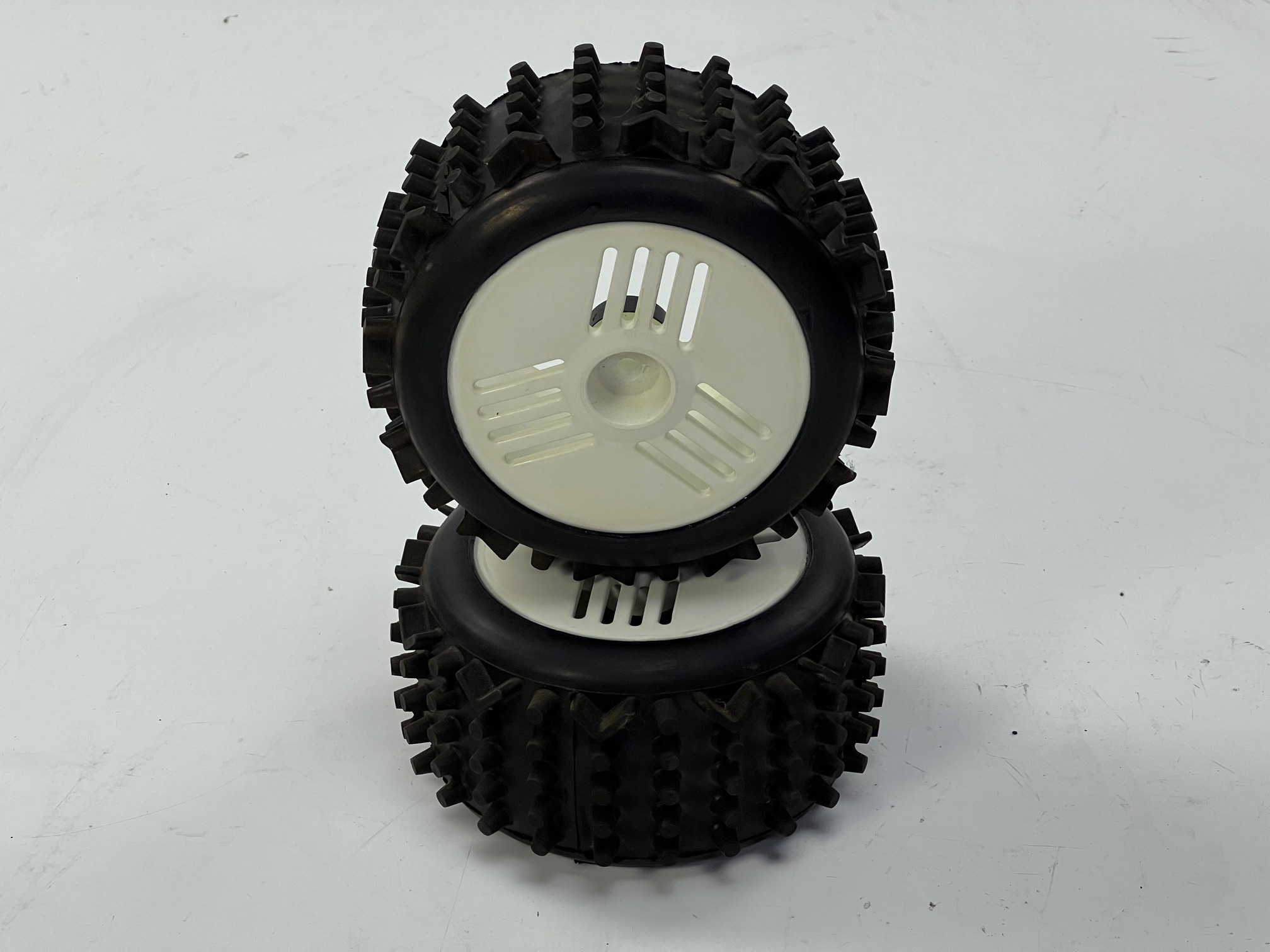 y1631 Mammoth Offroadreifen H extrbreit verklebt auf Leo Felge mit 18mm 4-Kant