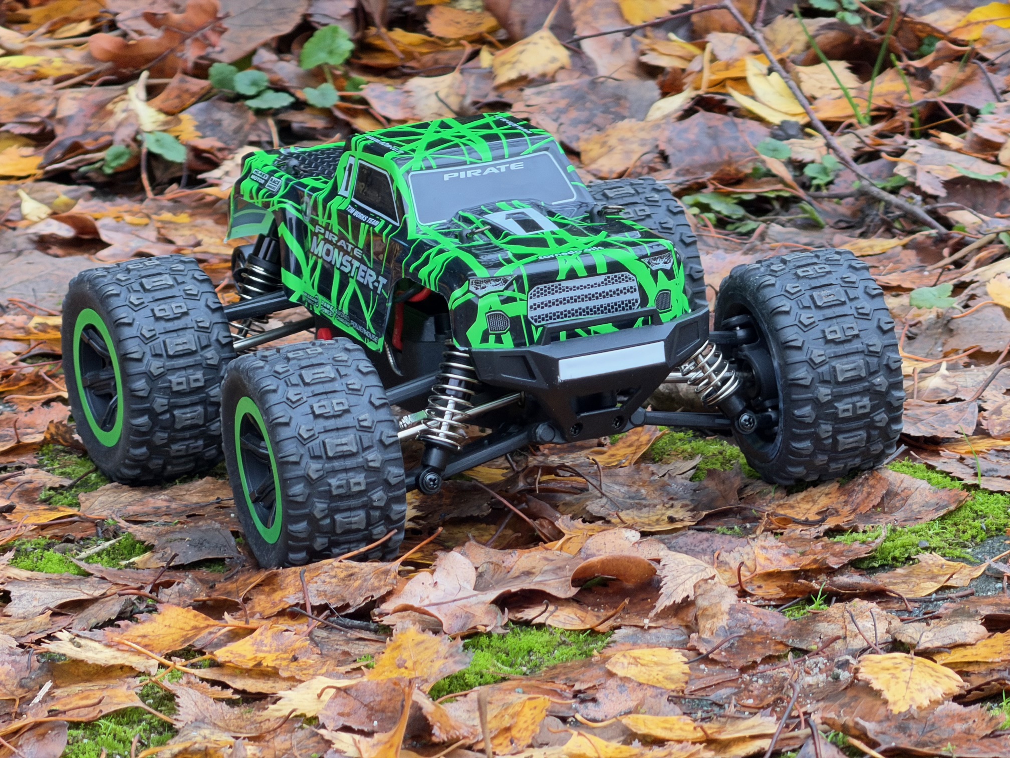 T4992GR Pirate Brushless Monster Truck 1/18 RTR mit Akku und USB Lader