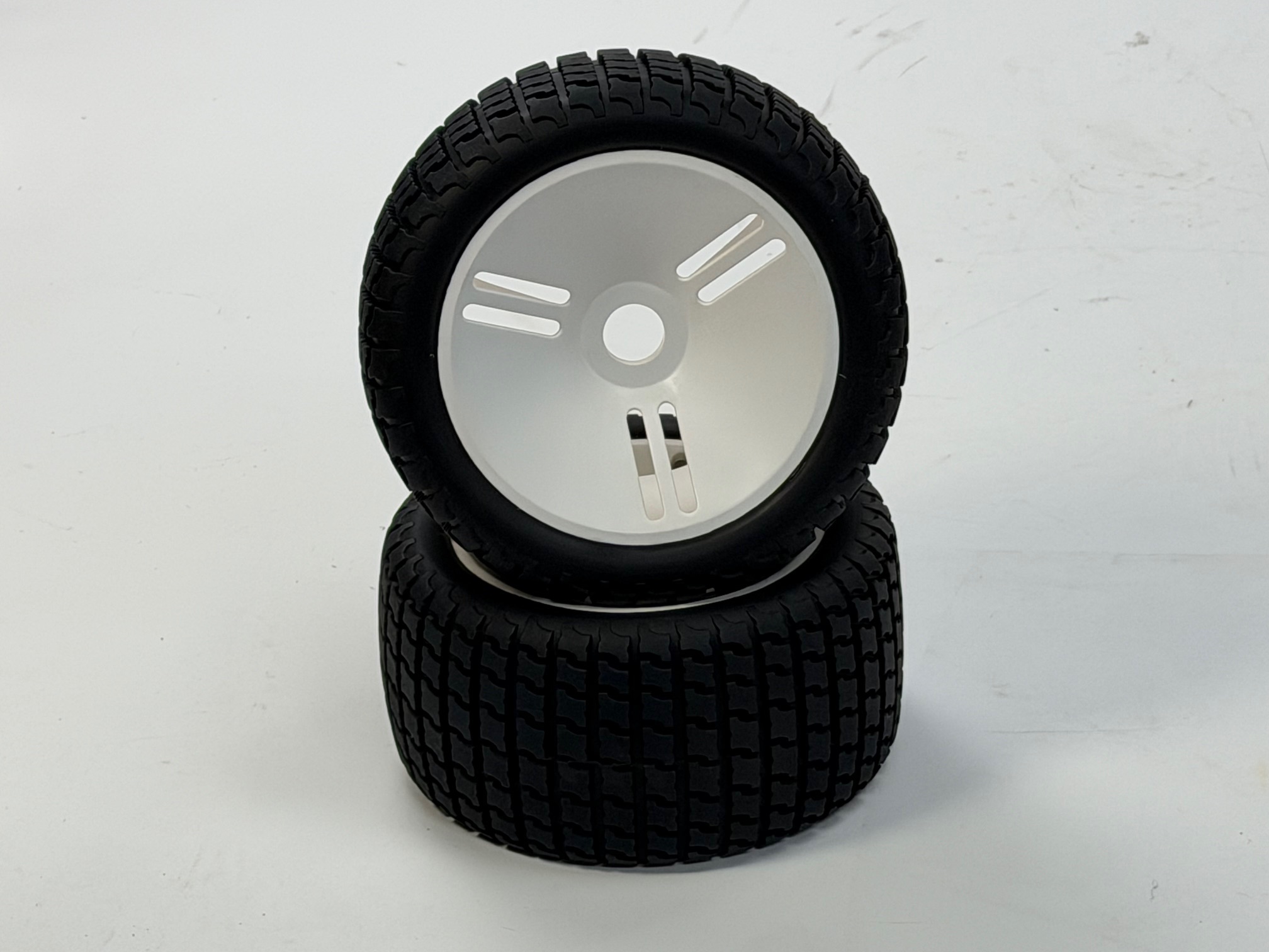 y156 Heckreifen 80mm verklebt auf weißer Felge mit 24mm 6-Kant, 1 Paar